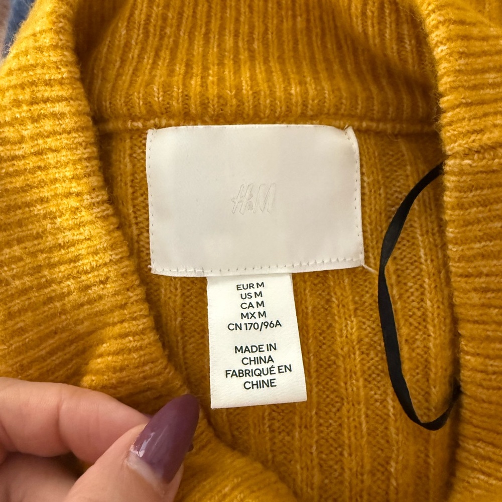 H&M GOLDEN YELLOW SWEATER SIZE MEDIUM - Picture 3 of 4